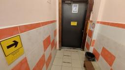Обозначение направления движения и выхода табличкой Брайля